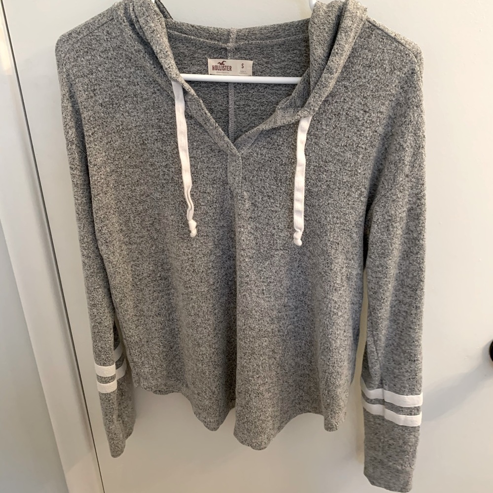 Holister top with hood